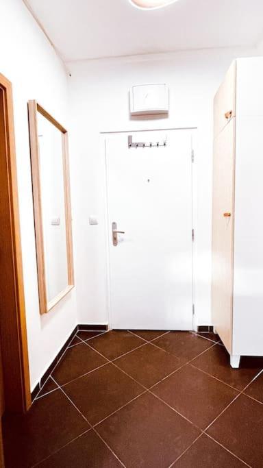 Moderny Apartman S Parkovanim Bratislava Luaran gambar