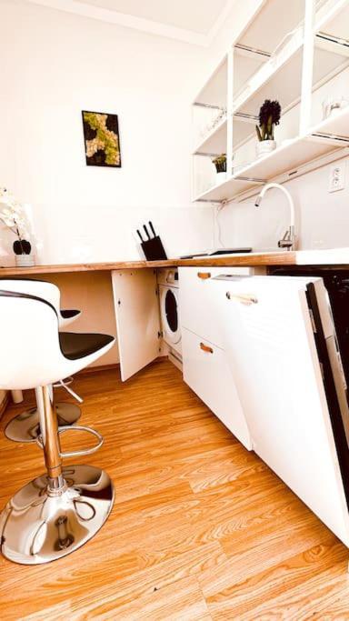 Moderny Apartman S Parkovanim Bratislava Luaran gambar