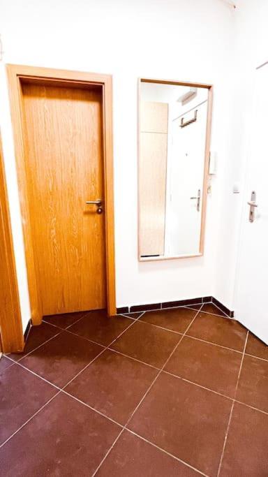 Moderny Apartman S Parkovanim Bratislava Luaran gambar