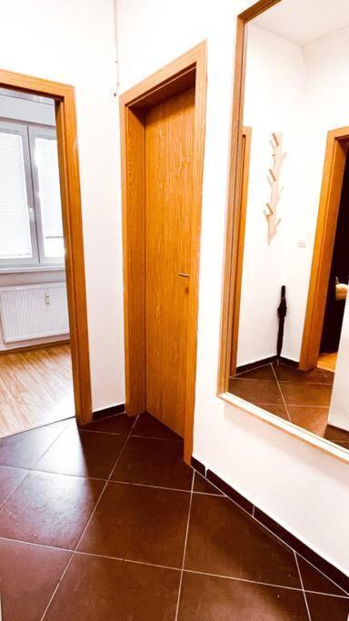 Moderny Apartman S Parkovanim Bratislava Luaran gambar