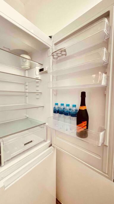 Moderny Apartman S Parkovanim Bratislava Luaran gambar