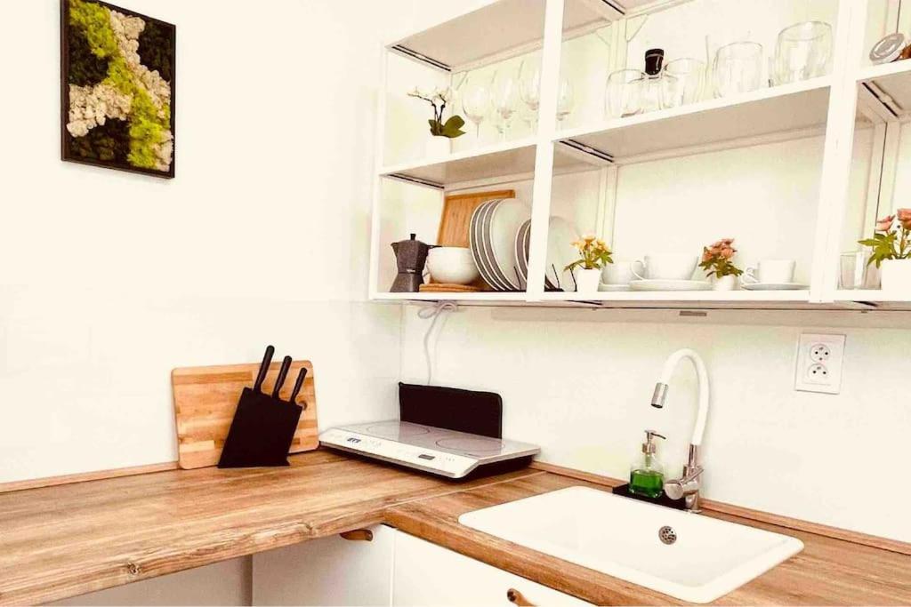 Moderny Apartman S Parkovanim Bratislava Luaran gambar