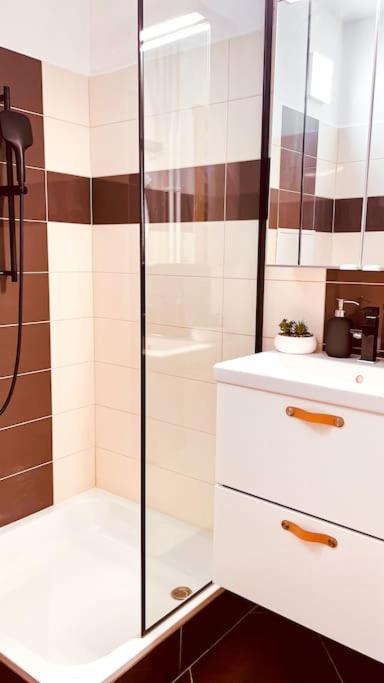 Moderny Apartman S Parkovanim Bratislava Luaran gambar